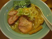 「らーめん（背脂醤油）（680円）」@麺通の写真