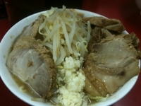 「ラーメン[小]（700円）+豚増し（250円）+野菜増し+ニンニ」@モッコリ豚の写真