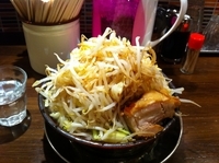 「醤油らーめん（野菜マシマシ玉ねぎニンニク）」@製麺所 豚とこむぎ 2號の写真