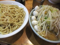 「小つけ麺豚入りニンニク野菜+うずら」@ラーメン二郎 八王子野猿街道店2の写真