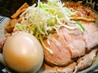 「油そば（普通）+燻製味玉子」@兎に角 松戸店の写真