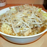 「小豚ラーメン（850円）+ニンニク少なめ・ヤサイ・アブラ」@ラーメン吉利の写真