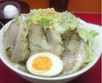 「中ラーメン + 子豚 + 生卵 （野菜、にんにく）」@モッコリ豚の写真