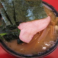 「ラーメン並（カタメ）650円 メンマ80円 ライス150円」@杉田家 千葉祐光店の写真