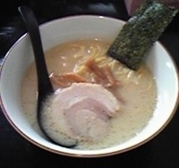 「百歩ラーメン（650円）+半ライス（ランチサービス）」@百歩ラーメン 北浦和店の写真