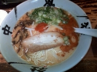 「とんこつ濃味ラーメン735円（麺バリカタ）+九条ネギ105円+替」@ら行風神社中 ベルモール店の写真