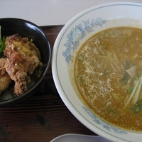 「この日のお勧めセット4番（担々らーめん+唐揚げ丼）850円」@わらべ食堂の写真