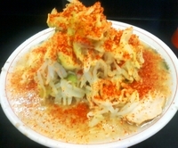 「小ブタ（ヤサイオオメカラシオオメニンニク）」@ラーメン二郎 鶴見店の写真