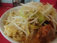 「小豚入り（4枚）/ニンニク少し」@ラーメン二郎 小岩店の写真