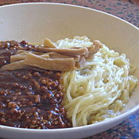 「ジャージャー麺600円、かたやき600円」@民衆の写真