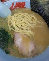 「醤油ラーメン590円」@ラーメン山岡家 谷田部店の写真