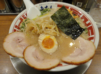 「ラーメン（大盛同額、麺硬め、味濃いめ、背脂多め、薬味多め）650」@屯ちん 池袋西口店の写真