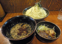 「つけめん(銀河盛り)700円+煮豚300円+つけ汁追加100円」@うめもと 池袋店の写真