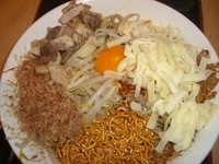 「特製まぜそば（チーズ増し）￥950+大盛り￥100」@ジャンクガレッジ イオンレイクタウンmori店の写真