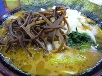 「ラーメン[麺カタメ・味ウスメ]（630円）+タマネギ（30円）+」@王道家の写真