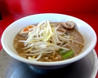 「ラーメン（麺・ヤサイ半分）+アブラ+ニンニク少なめ+麺半分サービ」@ジャンクガレッジ 熊谷店の写真