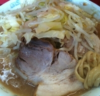 「ラーメン600円麺半分、ニンニクチョット」@ラーメン二郎 三田本店の写真