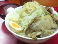「中ラーメン + 子豚 + 生卵 （ 野菜、にんにくダブル ）」@モッコリ豚の写真