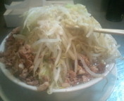 「塩らーめん（野菜「増し」・ニンニク・アブラ）600円+細切れ10」@らーめん大 汐留店の写真