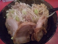 「汁なし担担麺・豚・チーズ（ニンニク・アブラ）」@麺や 唯桜の写真