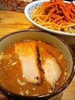 「辛つけ麺（大盛）+半チャーシュー」@めいげんその写真