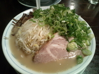 「メロディーらーめん+ねぎ+もやし」@九州とんこつラーメン メロディー 大宮店の写真