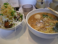 「豚爆正油（黒正油豚骨）味玉+手羽先ご飯」@ぐうたらの写真