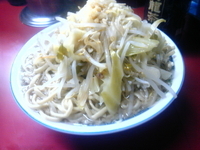 「小豚（麺固め・野菜・にんにく少し）600円」@ラーメン二郎 目黒店の写真