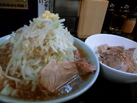 「小ラーメン（野菜増し・ニンニク少し）+小チャーシュー丼  （85」@らぁめん 元気の源 神奈川新町店の写真