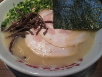 「ラーメン（650円）+うずら（100円）+高菜（100円）+替え」@九州ラーメン つばめ軒の写真