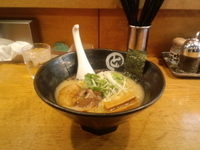 「豚骨ラーメン大盛り 690円」@麺や まるとも 両国店の写真