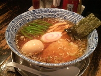 「支那そば（濃口醤油味）+味玉」@くじら軒 横浜本店の写真