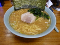 「ラーメン中盛り750円（硬めチョイ薄）+半ライス100円」@横浜ラーメン はま家の写真