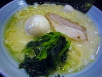 「塩味玉らーめん[麺カタメ]（680円）+ライス（100円）」@横浜家系ラーメン じゃん家の写真