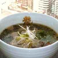 「龍の家 九州地物づくし炙り地鶏入りとんこつ 425円（特別御優待」@新!東京らーめんチャンピオンの写真