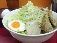 「中ラーメン + 子豚 + 生卵 （野菜、にんにくダブル）」@モッコリ豚の写真
