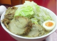 「中ラーメン + 子豚 + 生卵 （野菜、にんにくダブル）」@モッコリ豚の写真