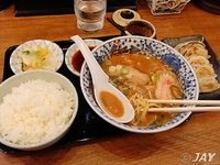 「「餃子定食（半みそ+ライス+餃子+お新香）」￥800」@らーめん 山桜桃 高田馬場店の写真