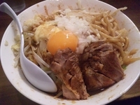 「まぜそば（味噌）・炙りチーズ（ニンニク・アブラ）」@ラーメンアキラの写真