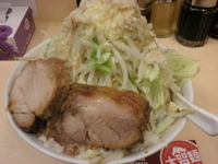 「ラーメン（700円）野菜・ニンニク・アブラ」@自家製ラーメン 大者の写真