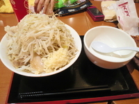 「ラーメン中+豚増し+全増し+ドリンクバー」@ジャンクガレッジ イオンレイクタウンmori店の写真