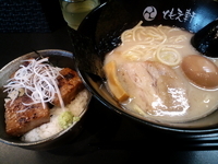 「豚骨ラーメン（こってり）600円+ミニステーキ丼300円=900」@喜家 ともえ軒 大森本店の写真
