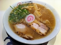 「ラーメン （+辛辛団子）」@中村商店 寝屋川きんせいの写真