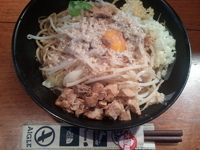 「まぜそば小（ニンニク・たまねぎ・魚粉）」@製麺所 豚とこむぎの写真