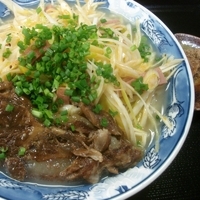 「ポークネギそば 880円 + ソーキ 200円」@沖縄そば 南風の写真