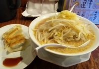 「みちるめん（680円）+焼ぎょうざハーフ（200円）」@ガツ盛リラーメン みちる屋 松戸店の写真