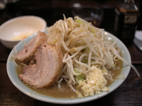 「大 ヤサイマシマシニンニクカラカラ 生卵」@ラーメンかじろうの写真