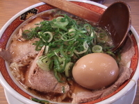 「新京都濃厚醤油味玉ラーメン」@よってこや 枚方市役所前店の写真