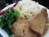 「肉ご郎+ほうれん草/ニンニク、野菜多め、タマネギ（無料）、麺カタ」@豪快家 大山店の写真