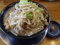 「らーめん勘助・背脂・ニンニク」@麺屋信玄の写真